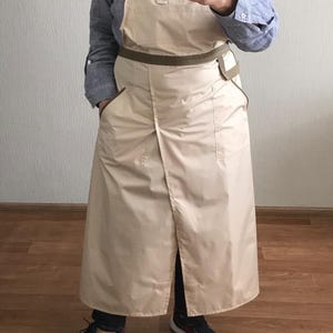 Beigefarbene Beinschürze/ Arbeitsschürze mit Taschen/ Hosenträger/ Schürze/ Künstler-, Werkstattschürze