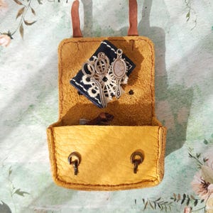 Sac miniature pour poupées • Mallette en cuir de couleur jaune • Échelle ART BJD 1 à 6, 1 à 4 • Sac à main BJD en cuir pour un look moderne et tendance
