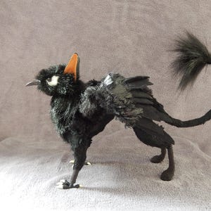 Fantasiecreatie, kleine vogelgriffin, OOAK, beweegbare pop