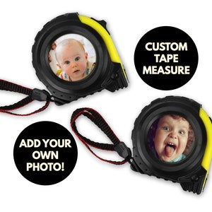 Peut inclure: Deux mètres ruban noirs avec des accents jaunes. Chaque mètre ruban a une fenêtre circulaire qui affiche une photo différente d'un enfant. Le texte "ADD YOUR OWN PHOTO!" et "CUSTOM TAPE MEASURE" sont affichés sur des cercles noirs.