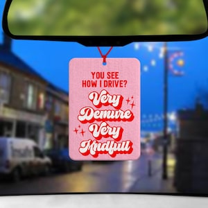 Peut inclure: Diffuseur de parfum de voiture rose avec le texte "Vous voyez comment je conduis ? Tr&egrave;s D&eacute;licate Tr&egrave;s Attentive" en rouge avec une police r&eacute;tro.