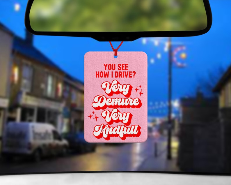 Peut inclure: Diffuseur de parfum de voiture rose avec le texte "Vous voyez comment je conduis ? Tr&egrave;s D&eacute;licate Tr&egrave;s Attentive" en rouge avec une police r&eacute;tro.