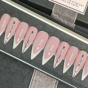 Classic V french with a twist Gel Press on Nails