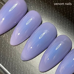 Lila Auragel Pers op de nagels