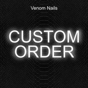 Może przedstawiać: Czarne tło z fakturą skóry węża. U góry napis "Venom Nails", a w centrum duże, świecące białe litery tworzą napis "CUSTOM ORDER".