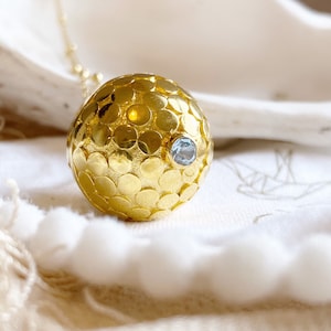 Bola de armonía para el embarazo con forma de Dewi Dot grande en oro vermeil de 18 k en una cadena satélite de 24"