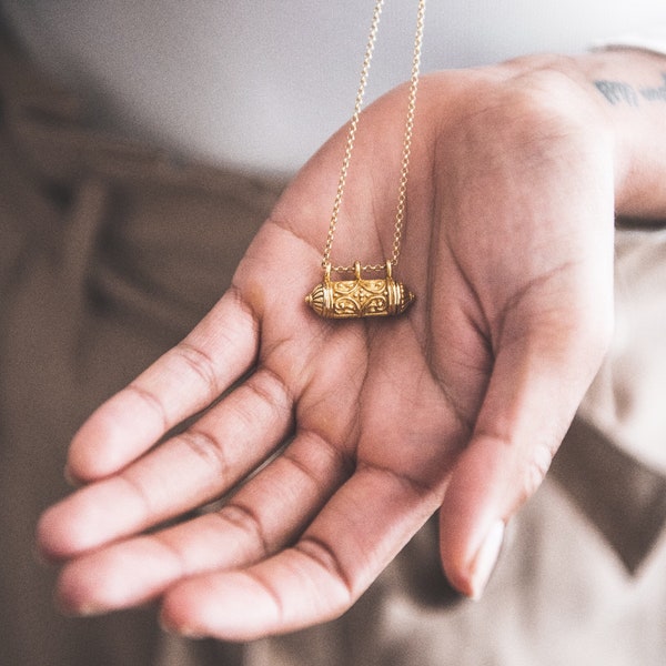 Ciondolo medaglione dei desideri Kiaria in oro vermeil 18k che contiene un messaggio segreto o un'affermazione