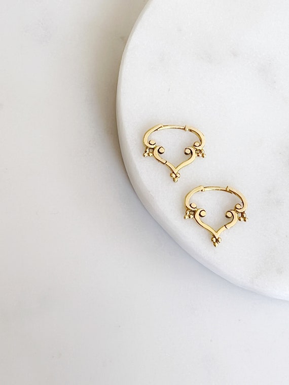 セール! Serefina Emmeline Huggie Hoop ピアス Seraphina Huggie Hoops- 18k Gold Plated Sterling Silver or