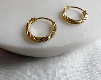 Kleine Huggie Sleeper-ringen van 18k verguld sterlingzilver