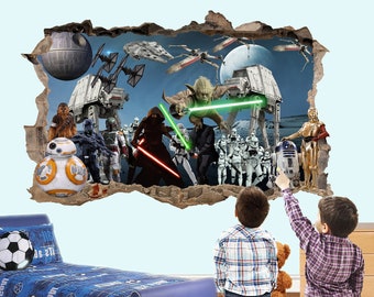 Könnte beinhalten: Zwei Kinder stehen vor einer Wand mit einem Star Wars-Wandtattoo in 3D. Das Wandtattoo zeigt Figuren wie Yoda, Darth Vader und Stormtrooper. Das Wandtattoo ist so gestaltet, dass es aussieht, als würde es die Wand durchbrechen.