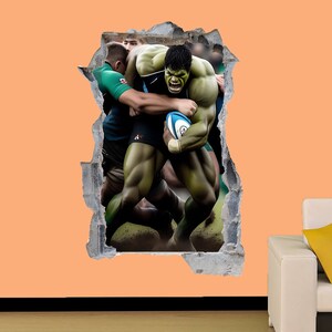 Könnte beinhalten: Ein grüner Hulk-Charakter tackelt einen Rugby-Spieler in einem grün-weißen Trikot. Der Hulk hält einen blauen Rugbyball. Das Bild ist ein 3D-Effekt, der so aussieht, als würden die Figuren eine Wand durchbrechen.