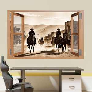 Può includere: Una foto seppia di cowboy a cavallo che attraversano una città polverosa. La foto è incorniciata in una cornice di finestra in legno, dando l'illusione di guardare fuori da una finestra.