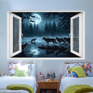 Puede incluir: Una calcomanía de pared que representa una vista de ventana de un bosque iluminado por la luna con una manada de lobos de pie junto a un lago. La calcomanía está diseñada para parecer una ventana real.