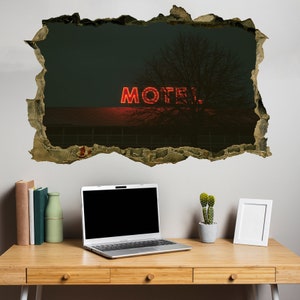 Può includere: Un cartello al neon rosso di un motel con la parola "MOTEL" in un muro screpolato, un laptop, una pianta di cactus e una cornice per foto su una scrivania di legno.