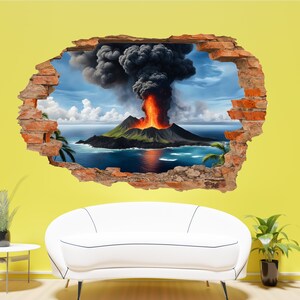 Puede incluir: Una calcomanía de pared 3D que representa una erupción volcánica en una isla tropical. La imagen muestra una gran nube de humo gris oscuro que sale del volcán, con lava naranja brillante que fluye por los lados. La isla está rodeada de agua azul y vegetación verde exuberante.