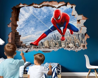 Op de afbeelding: Een muursticker met Spider-Man in een rood en blauw pak, afgebeeld in een dynamische houding alsof hij door een gat in een bakstenen muur breekt. De achtergrond toont een stadsskyline onder een blauwe lucht met een 3D-effect.