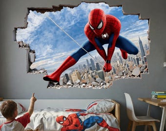 Könnte beinhalten: Ein Wandaufkleber mit Spider-Man im rot-blauen Anzug, der scheinbar durch eine Wand bricht und eine Skyline enthüllt. Die Figur ist in einer dynamischen Pose dargestellt, mit einem Spinnenfaden vor dem blauen Himmel.