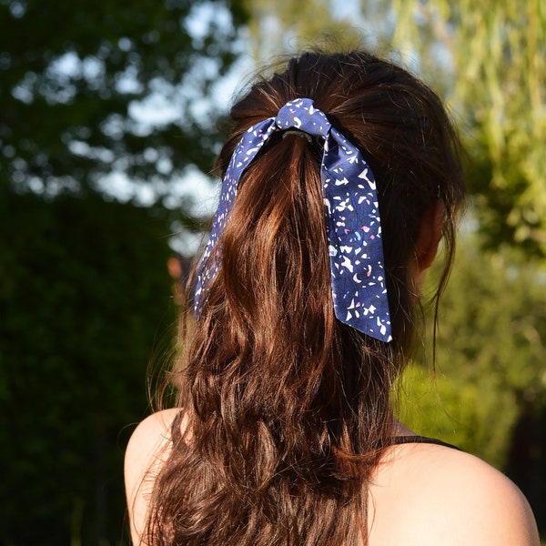 Chouchou satiné bleu terrazzo, fait main - Ruban cheveux en tissu motif original bleu jean terrazzo multicolore - création cheveux femme