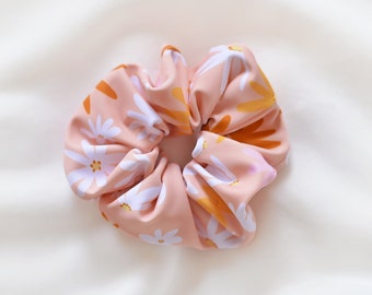 Pink satin scrunchie with daisy flowers, handmade - girl's coral floral pattern - artisanal creation