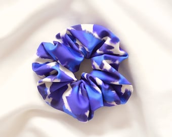 Blue satin scrunchie, handmade - fabric printed with blue and cream pattern for women - artisanal creation