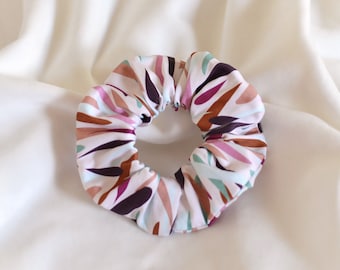 Satin leaf print scrunchie, handmade - women's pink foliage pattern hair ribbon - artisanal creation