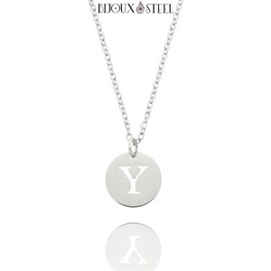Pode incluir: Um colar prateado com um pingente redondo com a letra "Y". O pingente e a corrente são reflexivos, com o nome da marca "BIJOUX STEEL" no topo. O colar é exibido em um fundo branco.