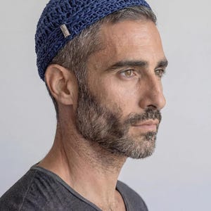 Linnen kippah met details van sterling zilver.