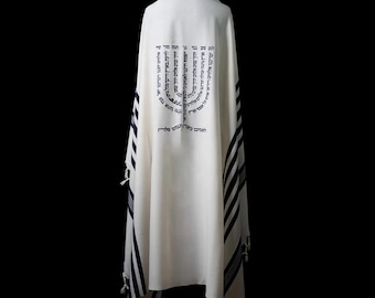 Tallit blanco y azul, bordado de menorá