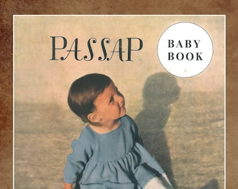 Puede incluir: Una portada de revista vintage con una niña pequeña que lleva un vestido de punto azul y un gorro a juego. El título de la revista es "PASSAP BABY BOOK".