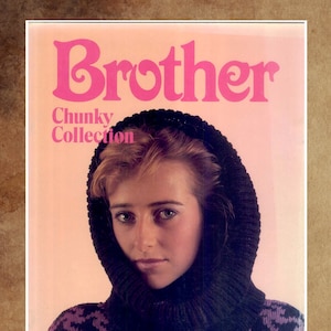 Op de afbeelding: Een tijdschriftcover met een vrouw die een zwarte trui met een paars-zwart patroon draagt. De tijdschriftcover heeft de titel "Brother Chunky Collection".