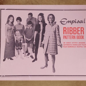 Puede incluir: Una portada de libro rosa y blanca con el título "Empisal Ribber Pattern Book" en letras rojas. La portada presenta un grupo de personas vestidas, y el texto "Of fancy stitch designs, automatic permanent pleats, plus numerous helpful hints".