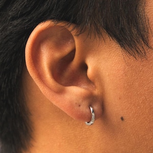 Zilveren oorbel - 12 mm hoop Huggie Earring voor heren - herenoorbellen - kleine oorbel - herensieraden - door Twistedpendant