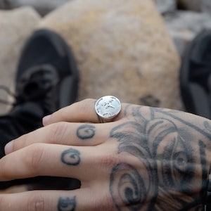 Bague homme - bague voyageur du monde - bague en argent pour homme - chevalière globe en argent - petit doigt pour homme en argent - bijoux pour homme - par pendentif torsadé
