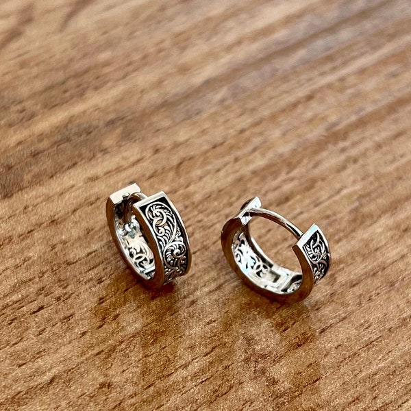 メンズイヤリング、メンズシルバーハギーイヤリング、12mm 18Kゴールドフープイヤリング（メンズ）、精巧な模様のフープイヤリング、ミニマリストイヤリングギフト