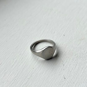 Zilveren Matte Signet Ring Herenring Geborstelde zilveren ringen voor mannen Ovale Pinky Ring Herensieraden Geschenken voor hem Door Twistedpendant afbeelding 1