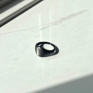 Herrenring - Schwarzer Oval Siegelring - Matter Siegelring für Männer - Herrenschmuck - Schwarzer Herrenring - Kleiner Fingerring Von Twistedpendant