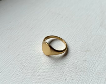 Anillo de sello mate de oro de 18K - Anillo para hombres - Anillos de oro cepillado para hombres - Anillo meñique ovalado - Joyería para hombres - Regalos para él - Por Twistedpendant