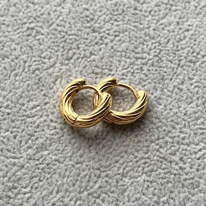 18K Gold Chunky Hoop Earrings - Swirl Hoop Earrings For Men - Mens Gold Earrings - Small Huggie Hoop Earrings - Thick Huggie Earring