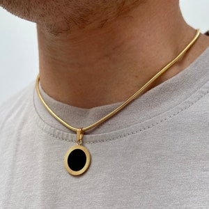 Collana da uomo, ciondolo a cerchio in oro 18 carati con onice nero - Gioielli da uomo - Ciondolo a catena in oro - Piccolo ciondolo in oro di Twistedpendant