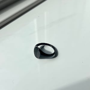 Herrenring - Schwarzer Glatter Siegelring für Männer - Herrenring am kleinen Finger - Herrenschmuck - Ovaler Fingerring - Minimalistischer Ring