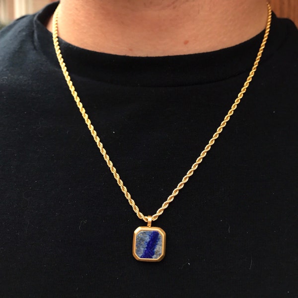Herren-Goldhalskette, blaue Gold-Anhänger-Halskette, Lapislazuli-blaue quadratische Halskette für Männer, 18-karätige Goldkette mit blauem Anhänger von Twistedpendant
