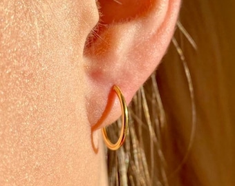 18K Gold Hoop Earrings Plain, Small Gold Hoops UK, Simple Jewellery Huggie Earrings For Women Delicate Thin Minimialist Earrings 15mm Gifts