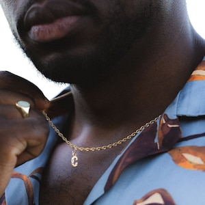 Collar para hombre, collar con inicial de oro de 18 quilates, joyería para hombre, collar con colgante de letra pequeña de oro y cadena de cuerda para hombre - Twistedpendant
