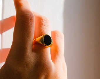 Gold-Onyx-Siegelring für Damen, 18-Karat-Gold-Siegelring für Damen, 18-Karat-Goldring, Stapelring, klobige Goldringe für Damen – von Twistedpendant