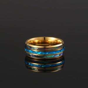 Anillo para hombre Anillo de banda de ópalo de fuego de oro de 18 quilates Anillo de acero dorado para hombre Anillo de ópalo azul para hombre Anillos de oro para hombre Joyería para hombre por Twistedpendant imagen 1