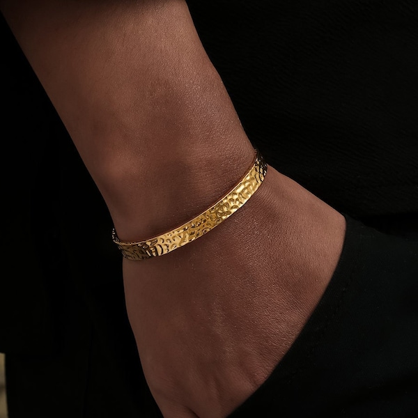 Heren manchetarmband, 18K gouden armband manchetarmbanden voor mannen, gehamerde polsmanchet, verstelbare armband gouden sieraden, - door Twistedpendant