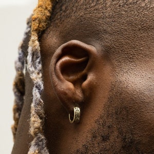 メンズイヤリング - メンズヴィンテージギリシャフープ、12mmゴールドパターンイヤリング、メンズゴールドイヤリング、メンズ用厚手ゴールドフープ - ミニマリストイヤリング