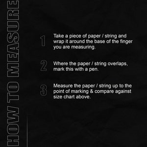 Op de afbeelding: Zwarte afbeelding met witte tekst die uitlegt hoe je een vinger voor een ring meet. Instructies omvatten het wikkelen van papier of touw, het markeren van de overlap en het meten aan de hand van een maattabel. Een gouden logo staat in de linkerbovenhoek.