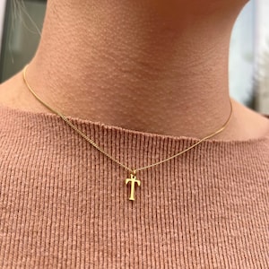 Collar personalizado de oro de 18 quilates con inicial de la A a la Z. Regalo para ella. Dije con letra pequeña del alfabeto. Cadena de oro ajustable. Regalo de cumpleaños.