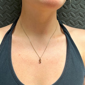 Collar con inicial de oro de 18 quilates y colgante de letras de la A a la Z. Delicada cadena con inicial de oro. Regalo personalizado para ella. Collares para mujer.